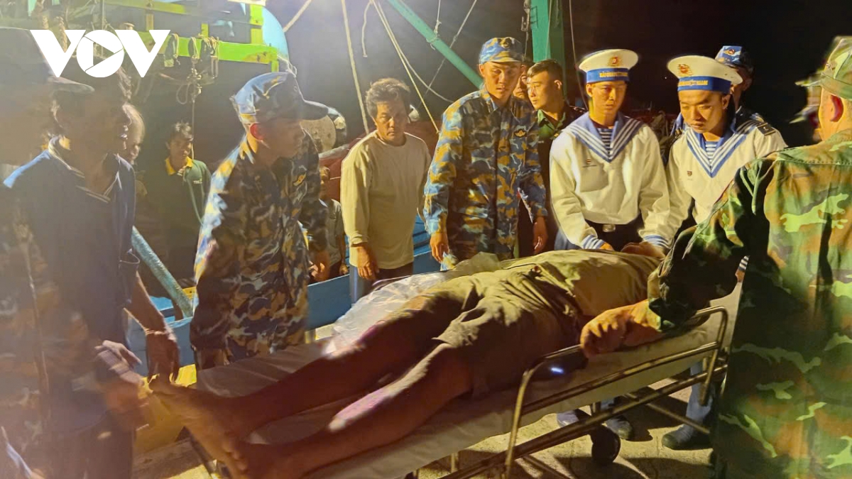 bệnh xá đảo trường sa cấp cứ ngư dân bị thương do máy xay đá hình ảnh 2 benh xa dao truong sa cap cu ngu dan bi thuong do may xay da hinh anh 2