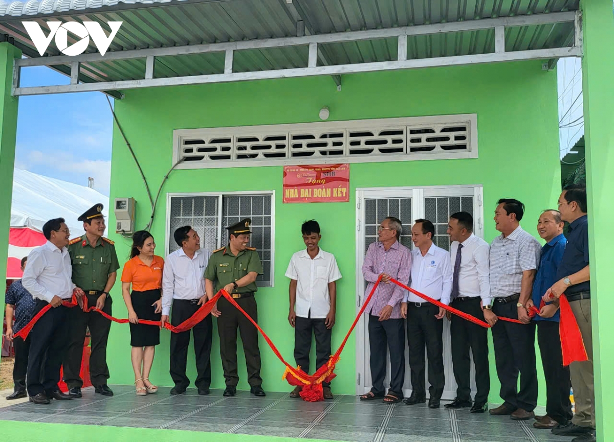 bộ công an quyết tâm hoàn thành 700 căn nhà trao tặng người dân nghèo bạc liêu hình ảnh 2 bo cong an quyet tam hoan thanh 700 can nha trao tang nguoi dan ngheo bac lieu hinh anh 2