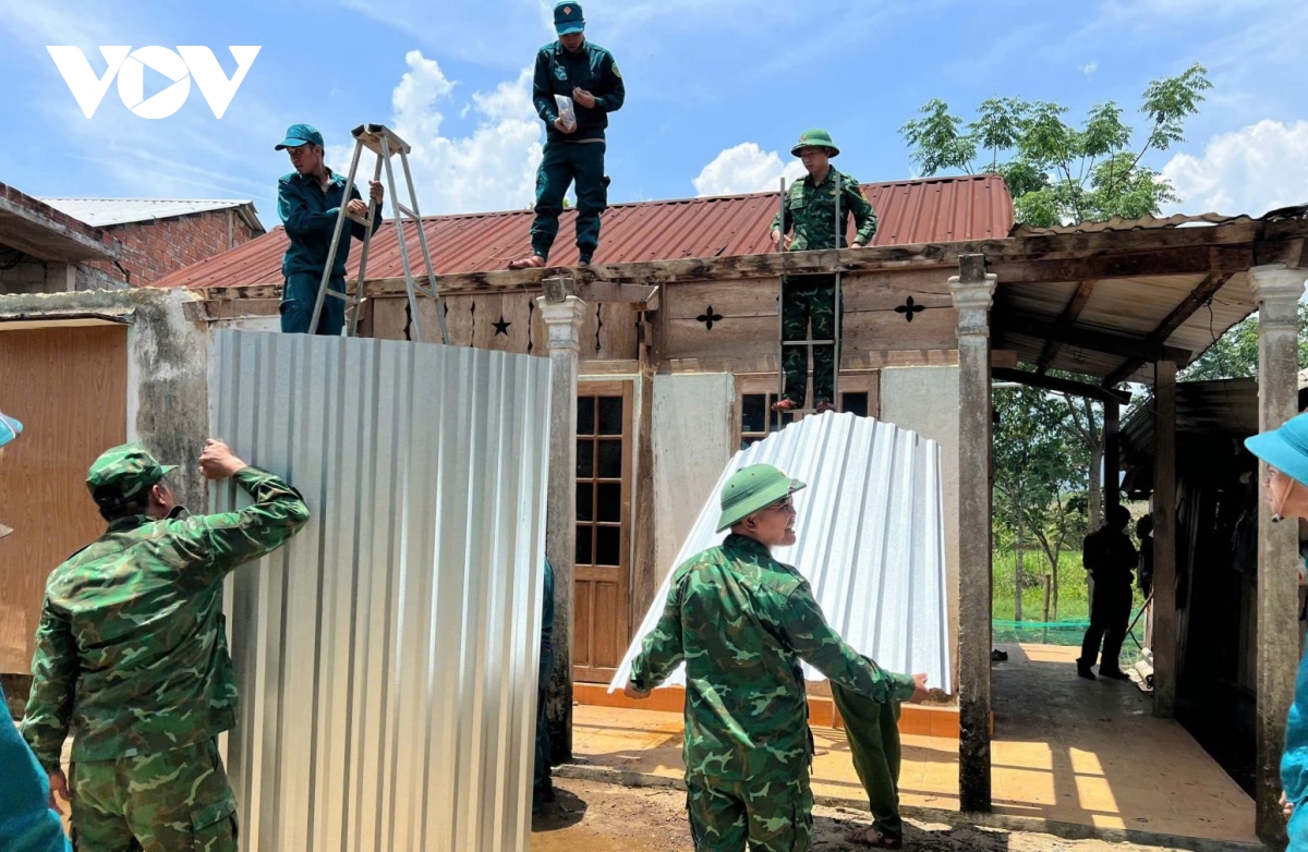 dông lốc tại a lưới làm tốc mái công trình, rừng trồng và hoa màu ngã đổ hình ảnh 1 dong loc tai a luoi lam toc mai cong trinh, rung trong va hoa mau nga do hinh anh 1