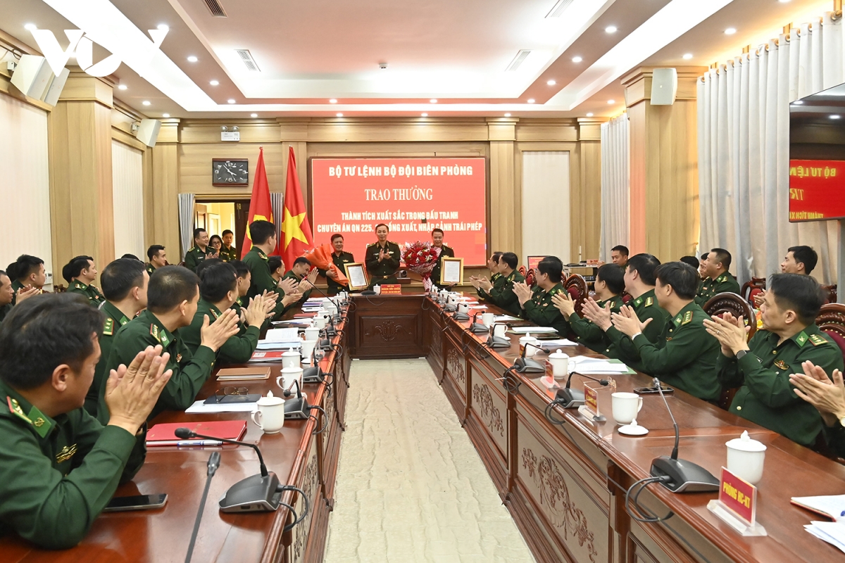 Thưởng nóng vụ triệt phá đường dây đưa người xuất nhập cảnh trái phép