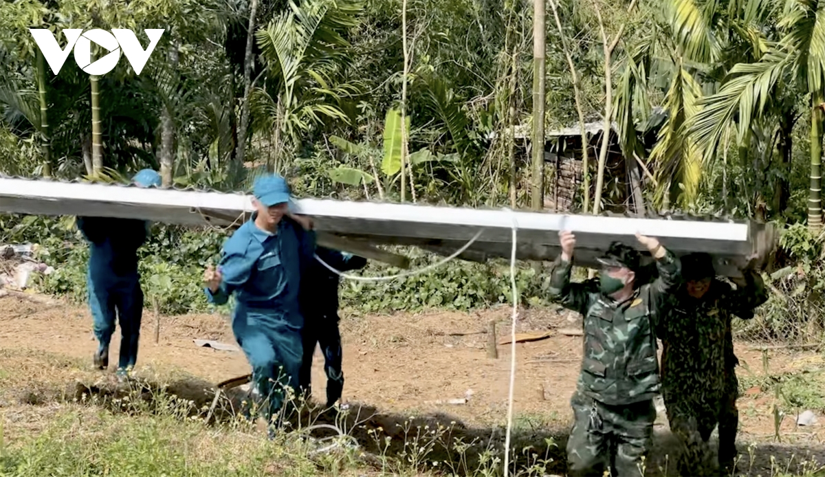 Bộ đội giúp người dân Ba Tơ (Quảng Ngãi) khắc phục hậu quả giông lốc