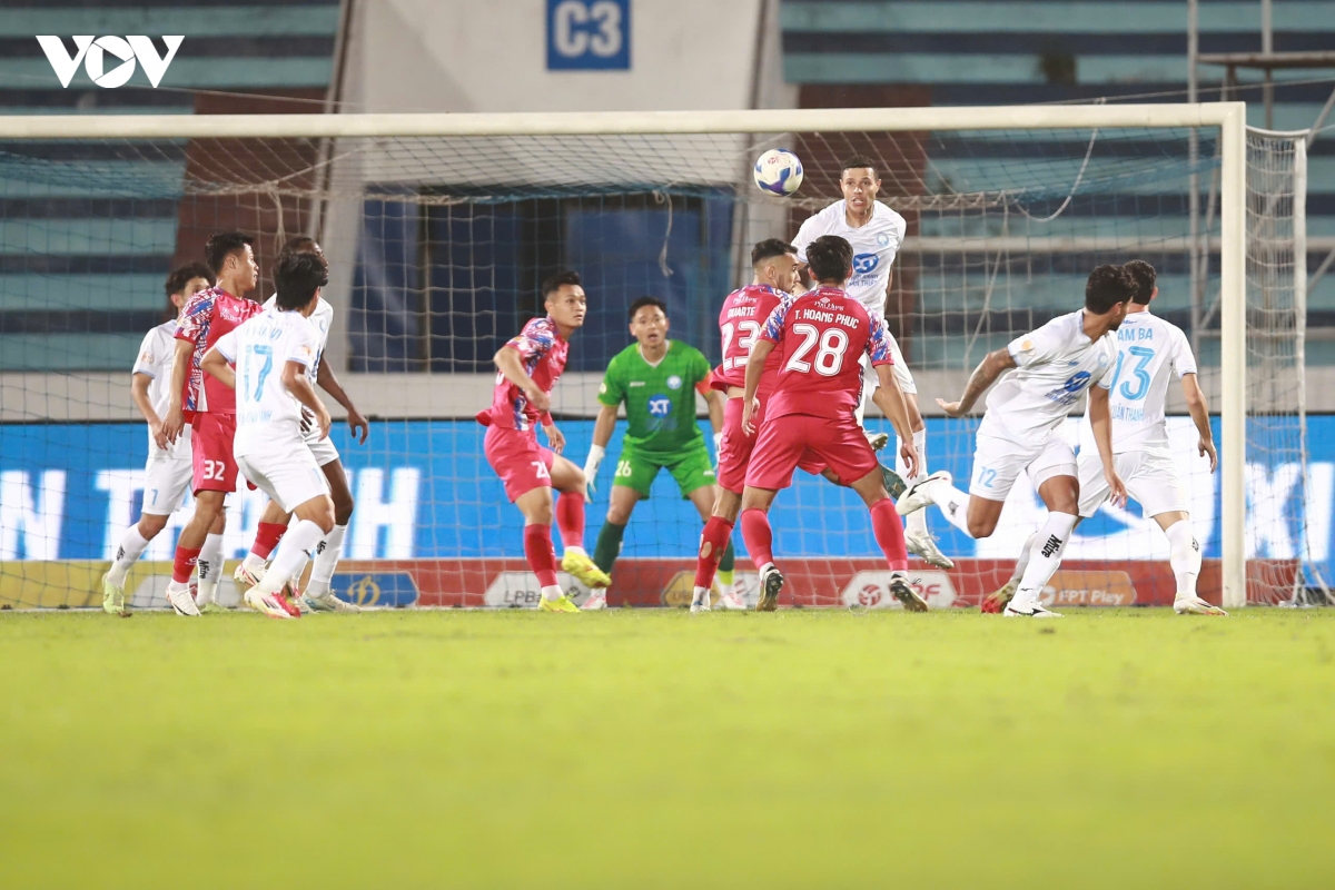 ket qua v-league hom nay 13 4 nam Dinh bi clb tp.hcm cam hoa hinh anh 38