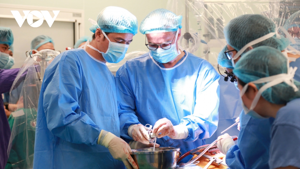 nữ bệnh nhân xúc động khi được cấy ghép tim nhân tạo bán phần thành công hình ảnh 1 nu benh nhan xuc dong khi duoc cay ghep tim nhan tao ban phan thanh cong hinh anh 1