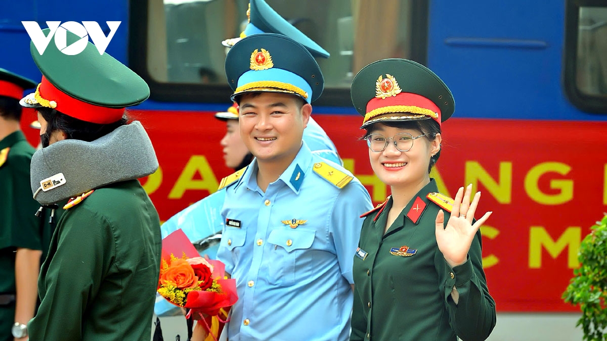 người dân Đồng nai đón chuyến tàu đặc biệt chở đoàn diễu binh, diễu hành hình ảnh 11 nguoi dan Dong nai don chuyen tau dac biet cho doan dieu binh, dieu hanh hinh anh 11