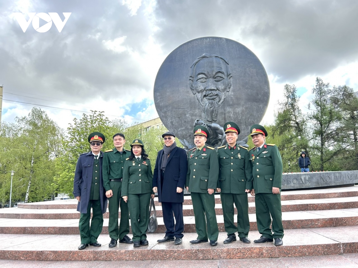 dâng hoa tại tượng đài bác hồ ở moscow nhân kỷ niệm 50 năm giải phóng miền nam hình ảnh 5 dang hoa tai tuong dai bac ho o moscow nhan ky niem 50 nam giai phong mien nam hinh anh 5