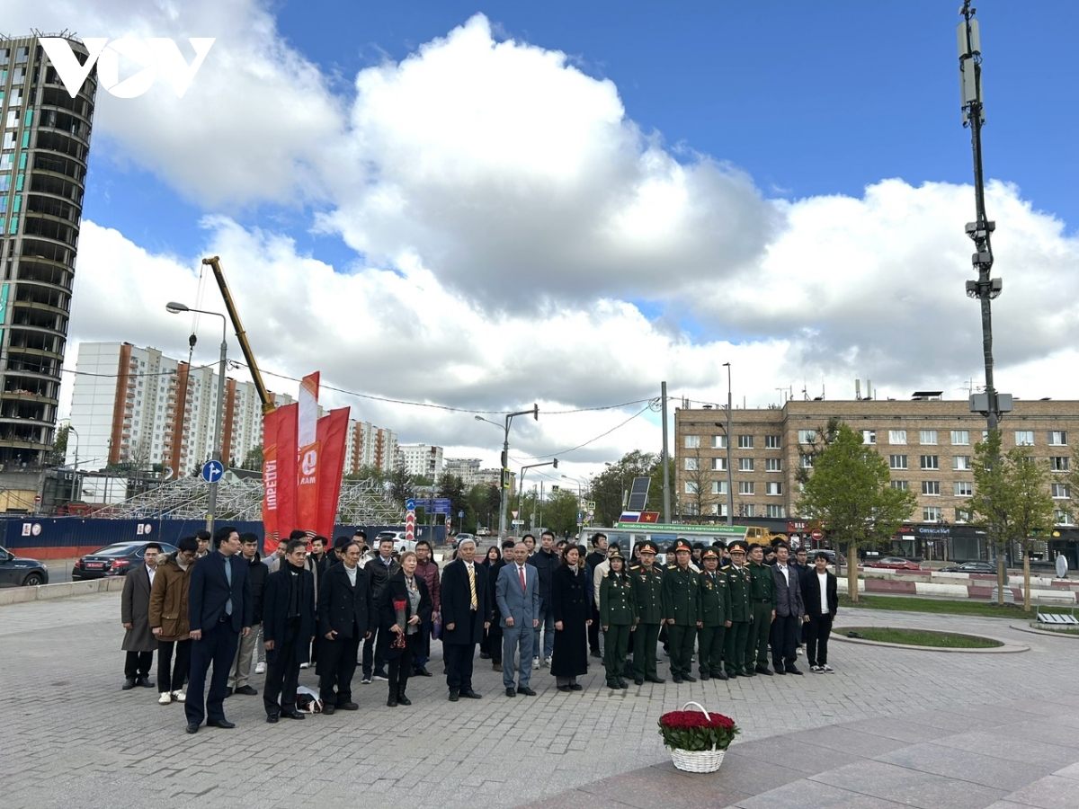 dâng hoa tại tượng đài bác hồ ở moscow nhân kỷ niệm 50 năm giải phóng miền nam hình ảnh 2 dang hoa tai tuong dai bac ho o moscow nhan ky niem 50 nam giai phong mien nam hinh anh 2