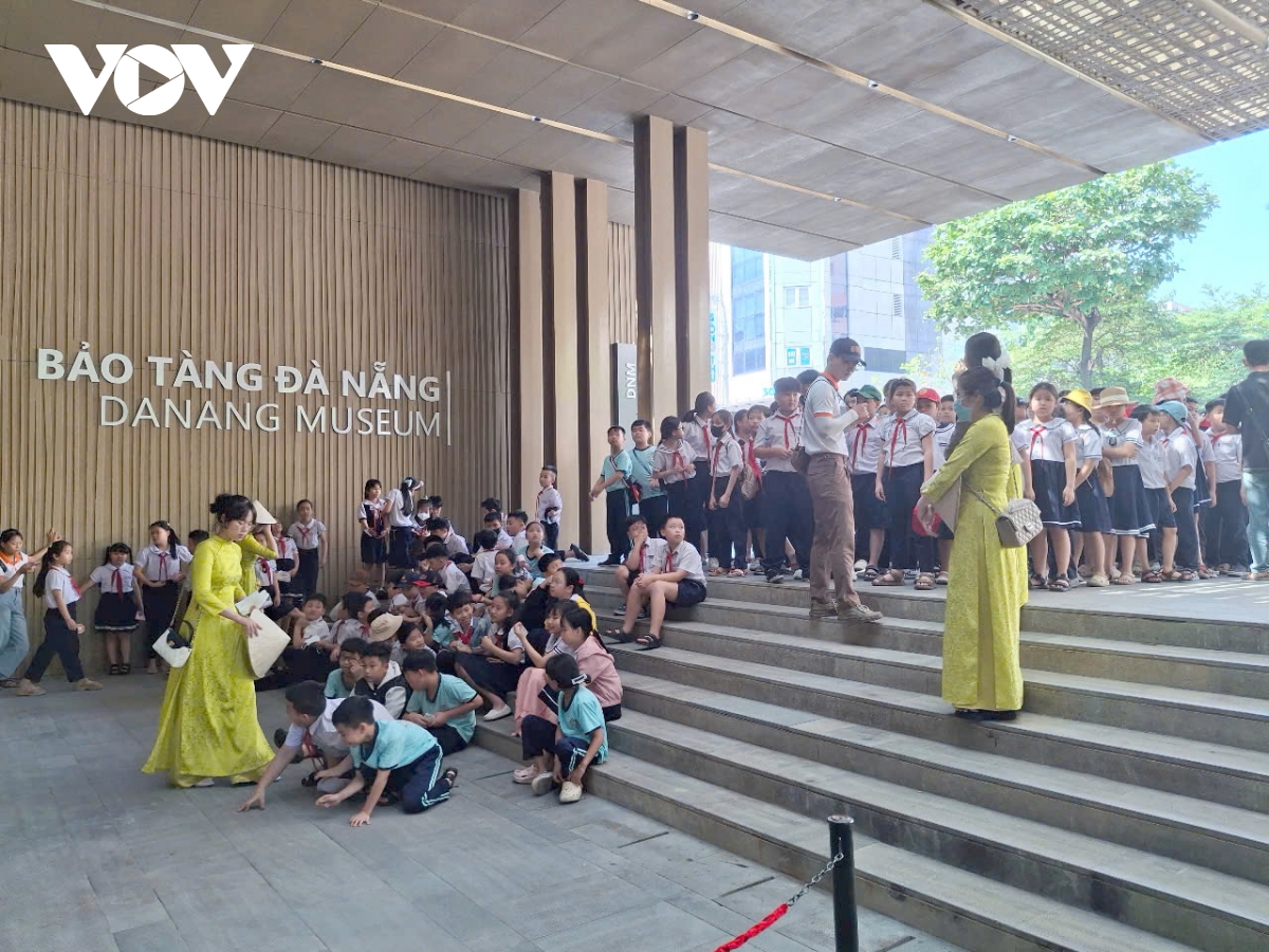 nườm nượp người dân, du khách đến tham quan bảo tàng Đà nẵng mới hình ảnh 1 nuom nuop nguoi dan, du khach den tham quan bao tang Da nang moi hinh anh 1