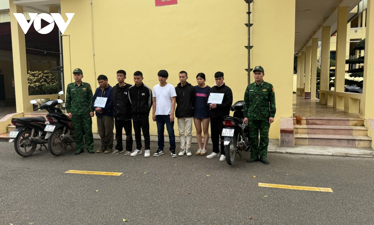 thưởng nóng vụ triệt phá đường dây đưa người xuất nhập cảnh trái phép hình ảnh 1 thuong nong vu triet pha duong day dua nguoi xuat nhap canh trai phep hinh anh 1