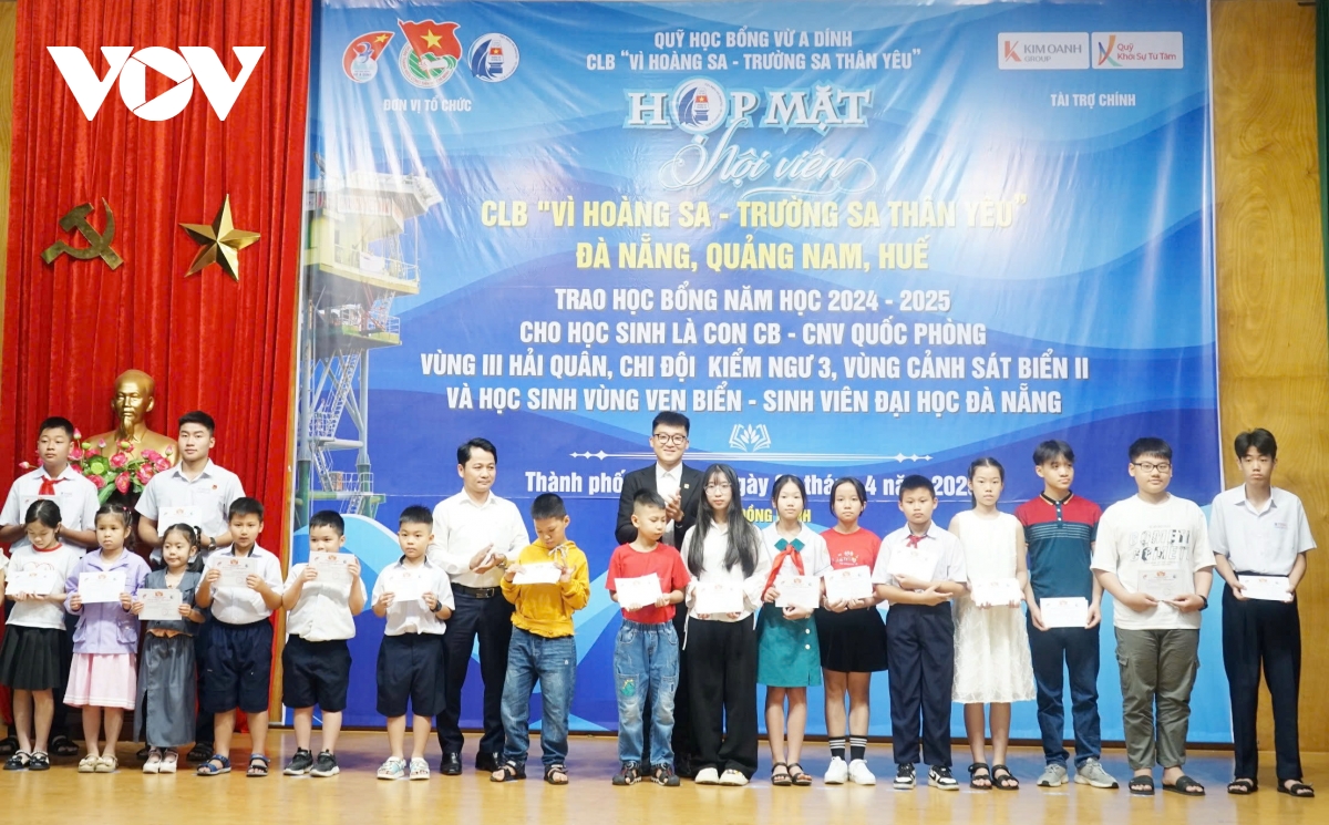 cau lac bo vi hoang sa- truong sa than yeu tiep suc hoc sinh ngheo hinh anh 5