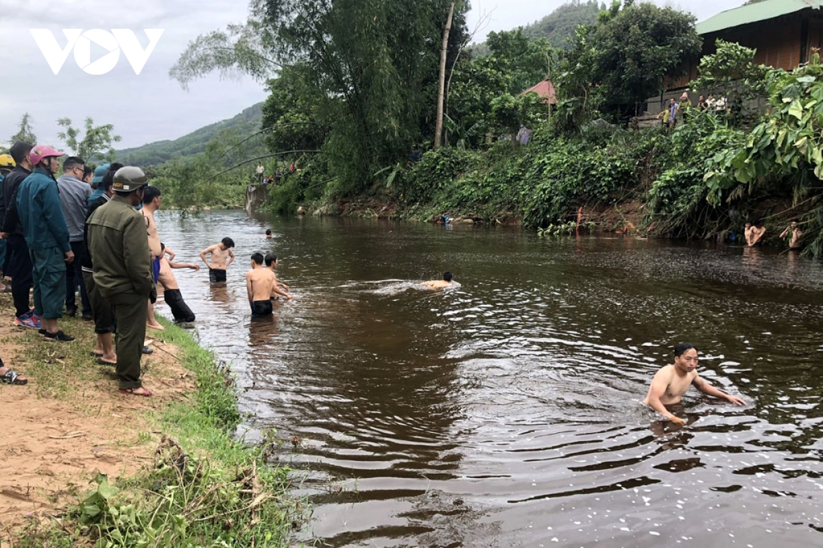 2 nguoi o lai chau mat tich khi di qua cau tran trong dem hinh anh 1