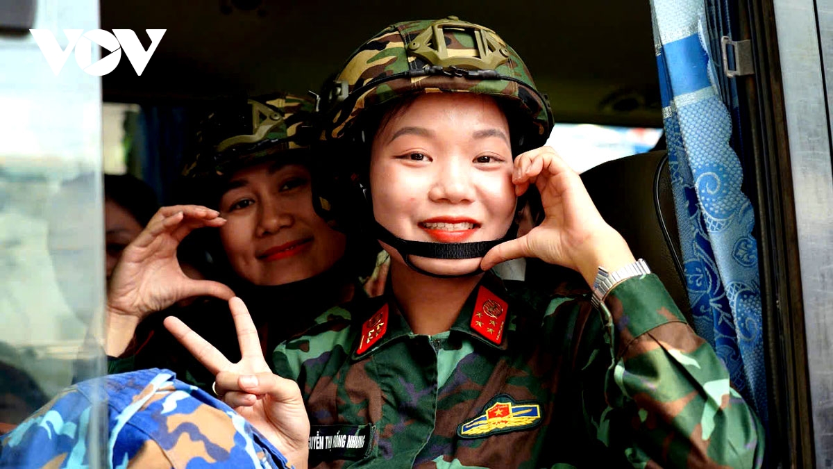 người dân Đồng nai đón chuyến tàu đặc biệt chở đoàn diễu binh, diễu hành hình ảnh 10 nguoi dan Dong nai don chuyen tau dac biet cho doan dieu binh, dieu hanh hinh anh 10