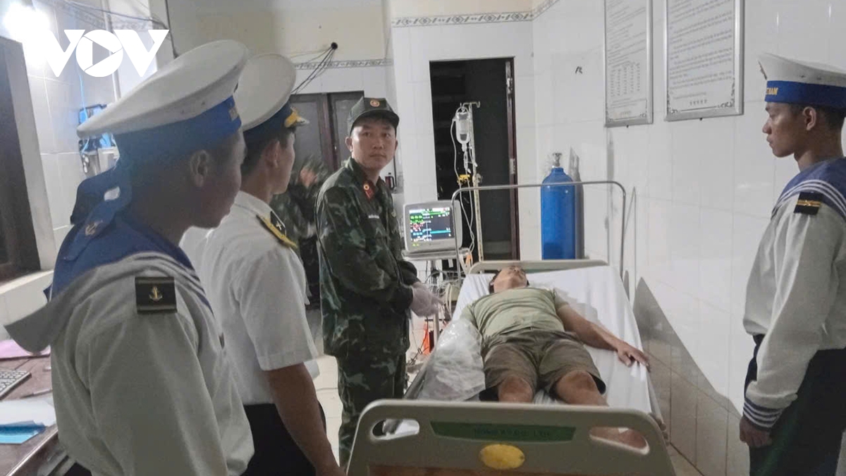 bệnh xá đảo trường sa cấp cứ ngư dân bị thương do máy xay đá hình ảnh 3 benh xa dao truong sa cap cu ngu dan bi thuong do may xay da hinh anh 3
