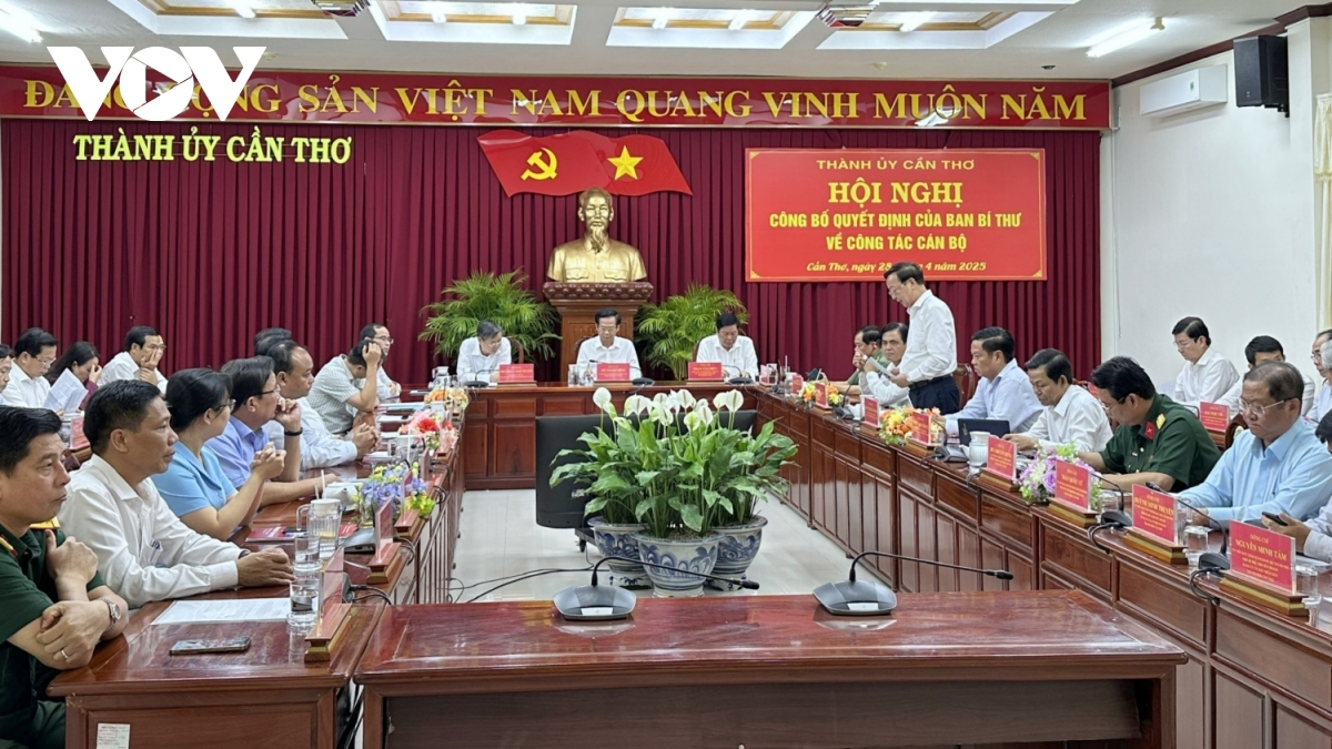 cần thơ công bố quyết định ban bí thư về công tác cán bộ hình ảnh 1 can tho cong bo quyet dinh ban bi thu ve cong tac can bo hinh anh 1