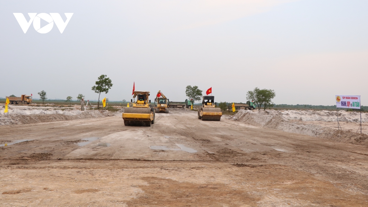 phó thủ tướng trần hồng hà kiểm tra các công trình trọng điểm tại quảng trị hình ảnh 6 pho thu tuong tran hong ha kiem tra cac cong trinh trong diem tai quang tri hinh anh 6