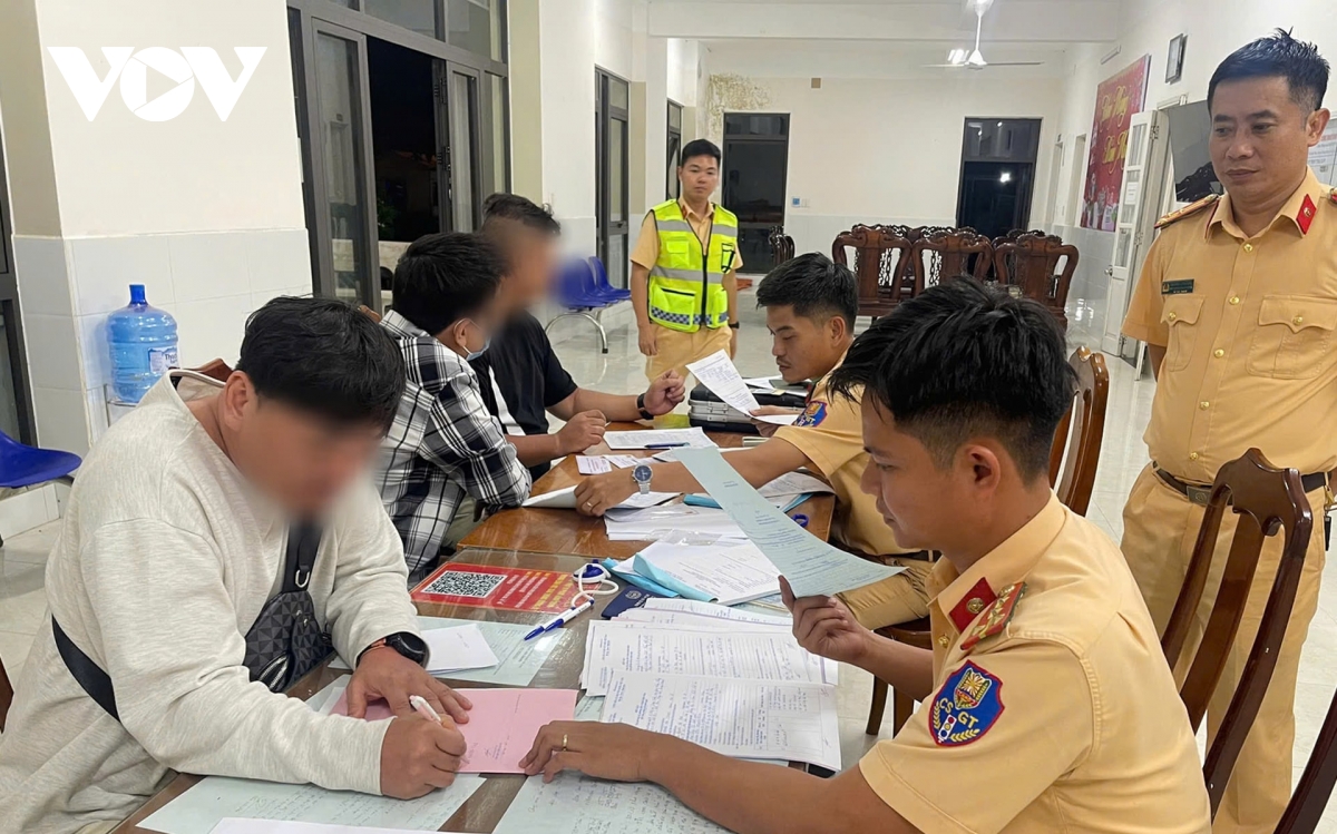 phạt hành chính 2 người nước ngoài buông 2 tay khi lái mô tô tại quảng nam hình ảnh 2 phat hanh chinh 2 nguoi nuoc ngoai buong 2 tay khi lai mo to tai quang nam hinh anh 2