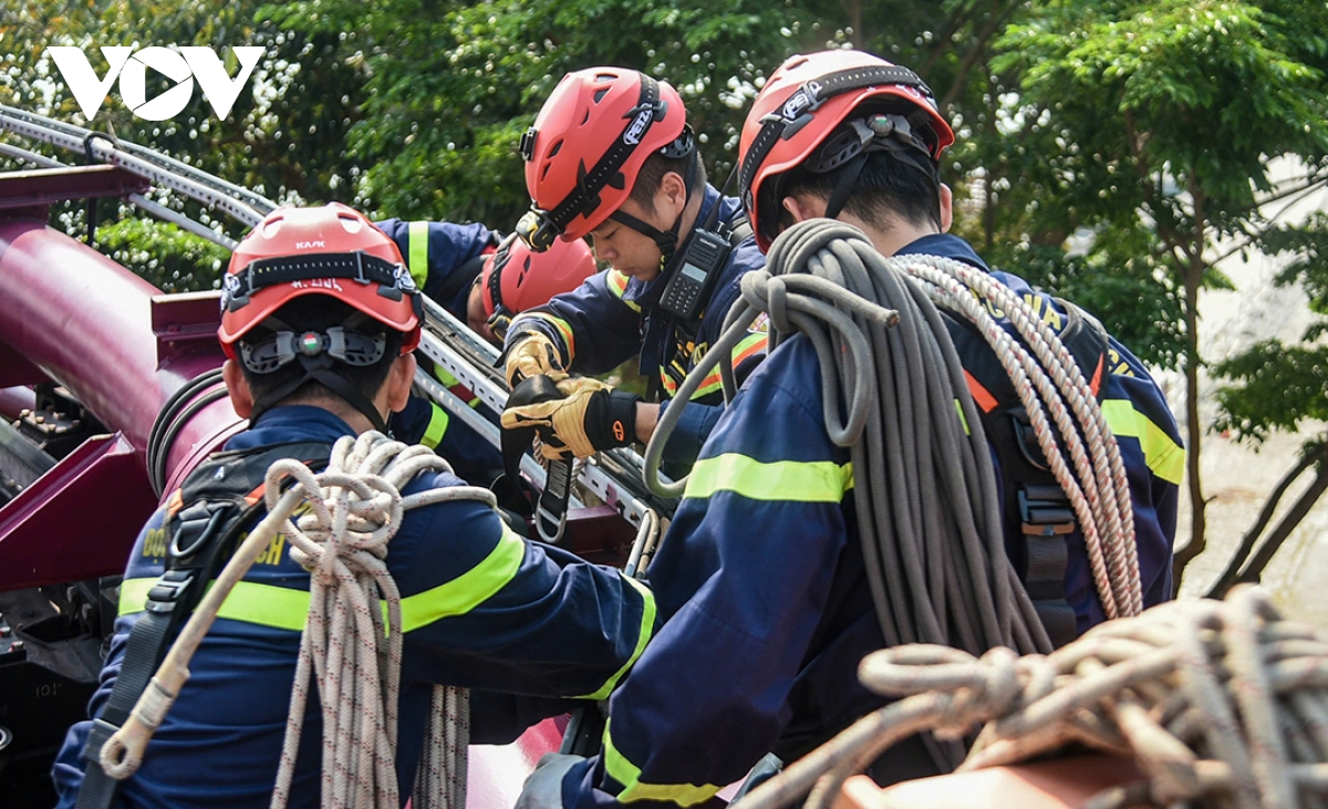 mãn nhãn màn diễn tập đu dây cứu nạn của cảnh sát pccc công an Đà nẵng hình ảnh 2 man nhan man dien tap du day cuu nan cua canh sat pccc cong an Da nang hinh anh 2