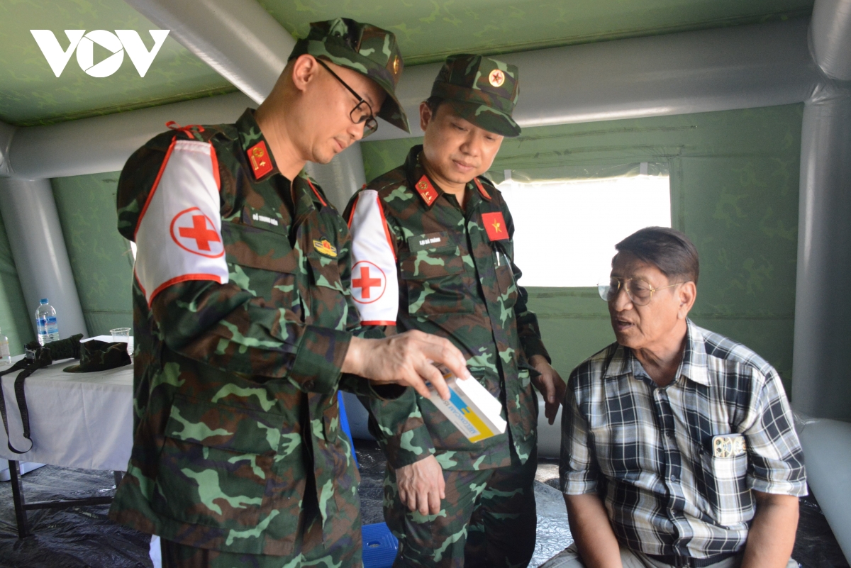 luc luong cuu ho cua quan doi viet nam da dua 15 nan nhan myanmar ra khoi dong do nat hinh anh 3
