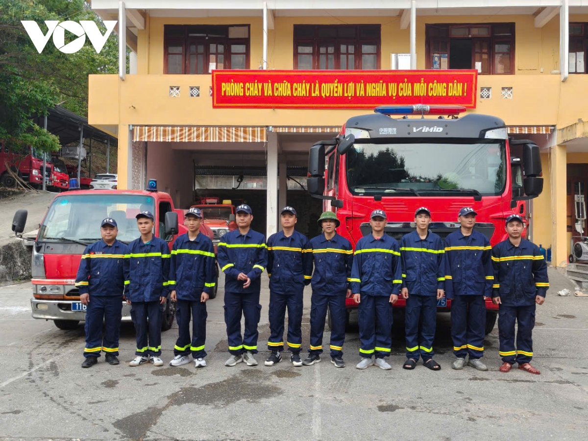 công an cao bằng tiếp nước sinh hoạt cho người dân vùng hạn hình ảnh 4 cong an cao bang tiep nuoc sinh hoat cho nguoi dan vung han hinh anh 4