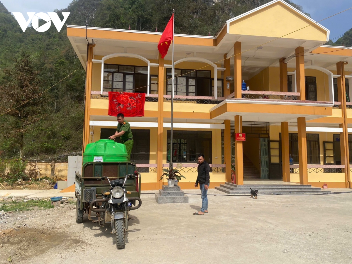 công an cao bằng tiếp nước sinh hoạt cho người dân vùng hạn hình ảnh 1 cong an cao bang tiep nuoc sinh hoat cho nguoi dan vung han hinh anh 1