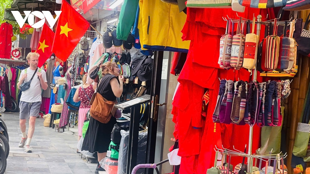 người việt và khách tây đua nhau mua áo và cờ tổ quốc dịp 30 4 hình ảnh 1 nguoi viet va khach tay dua nhau mua ao va co to quoc dip 30 4 hinh anh 1