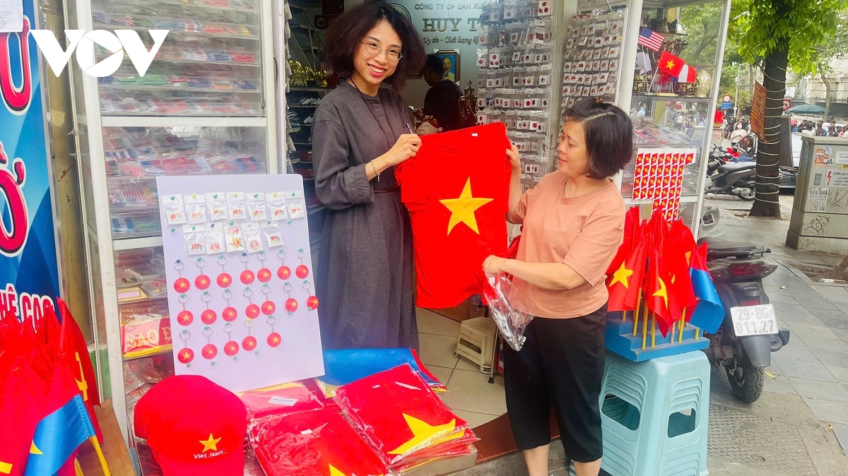 người việt và khách tây đua nhau mua áo và cờ tổ quốc dịp 30 4 hình ảnh 4 nguoi viet va khach tay dua nhau mua ao va co to quoc dip 30 4 hinh anh 4