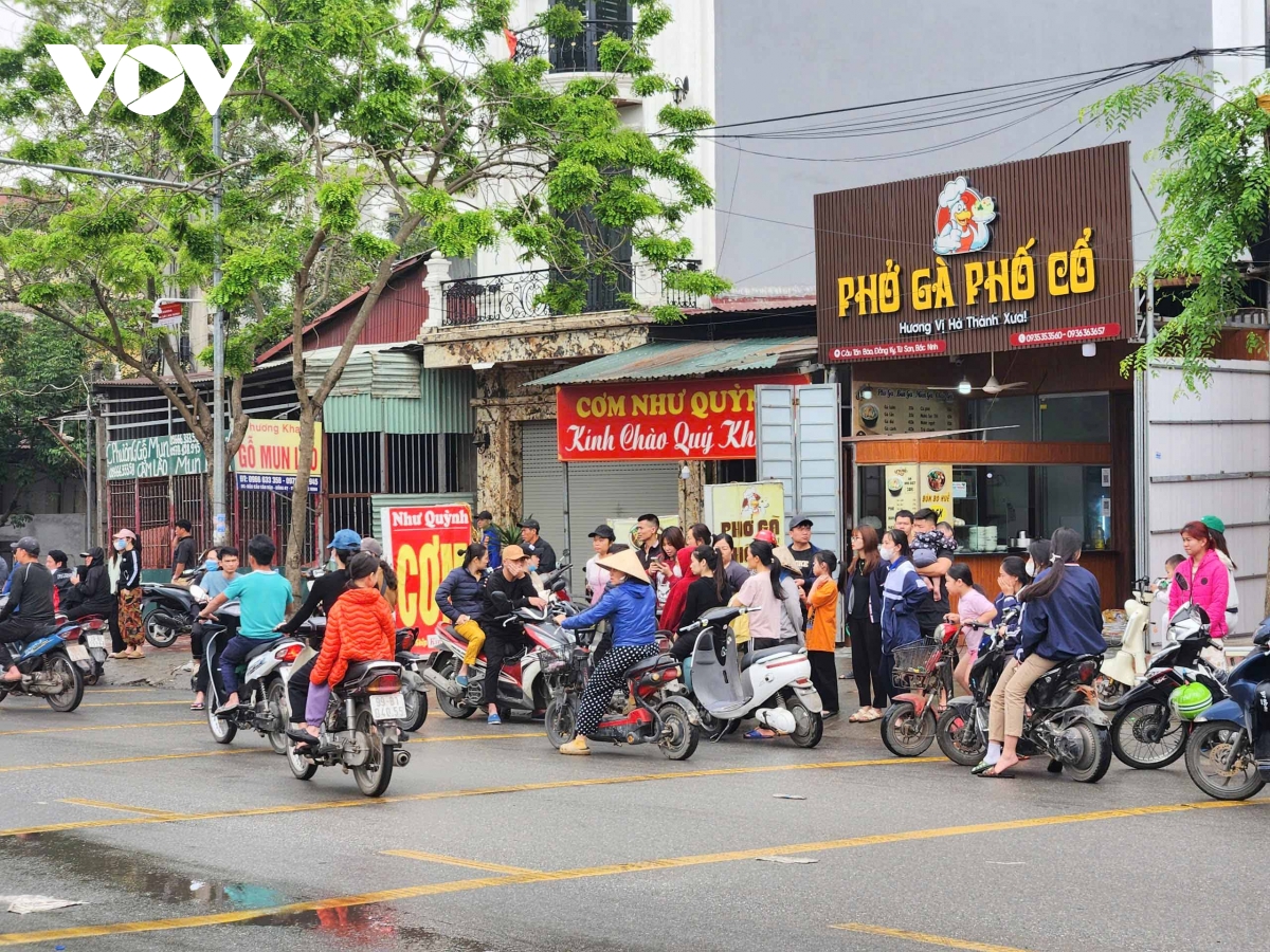 kịp thời dập tắt đám cháy lớn dãy kiot bán hàng ở tp từ sơn, bắc ninh hình ảnh 8 kip thoi dap tat dam chay lon day kiot ban hang o tp tu son, bac ninh hinh anh 8