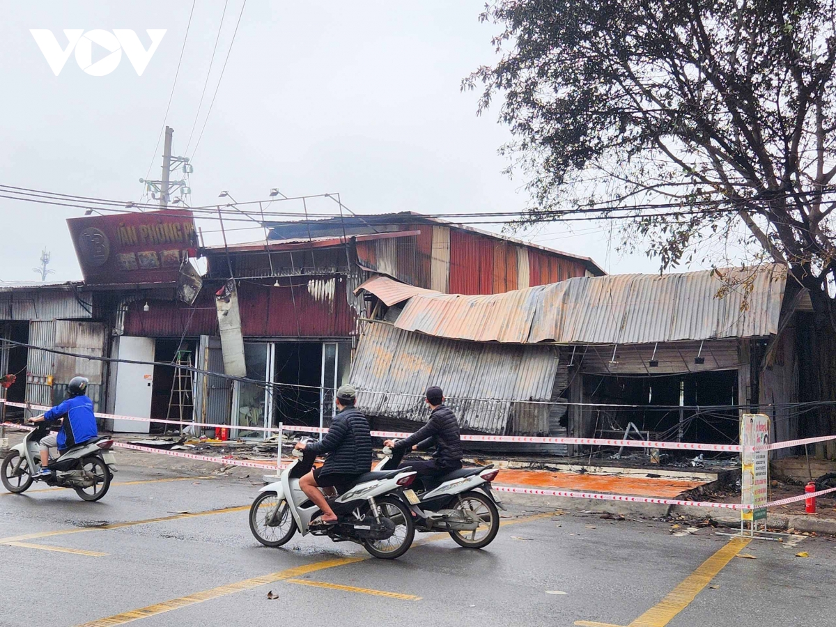 kịp thời dập tắt đám cháy lớn dãy kiot bán hàng ở tp từ sơn, bắc ninh hình ảnh 3 kip thoi dap tat dam chay lon day kiot ban hang o tp tu son, bac ninh hinh anh 3