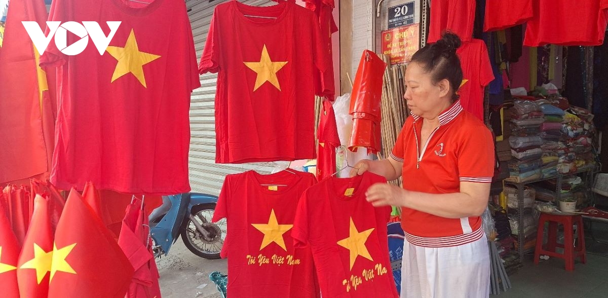 nhiều người dân ở tp.hcm mua áo thun, cờ đỏ sao vàng chuẩn bị xem Đại lễ 30 4 hình ảnh 3 nhieu nguoi dan o tp.hcm mua ao thun, co do sao vang chuan bi xem Dai le 30 4 hinh anh 3