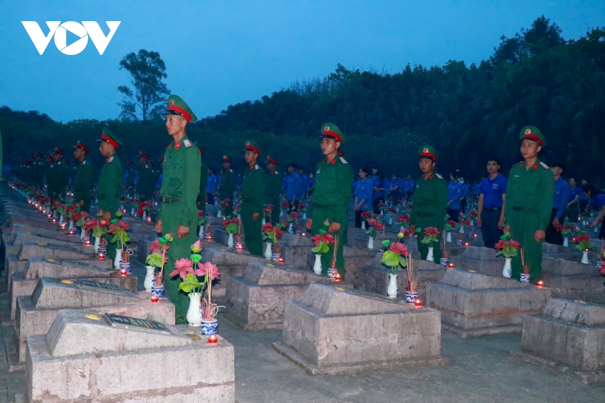 1.500 doan vien thanh nien quang binh thap nen tri an liet sy hinh anh 5