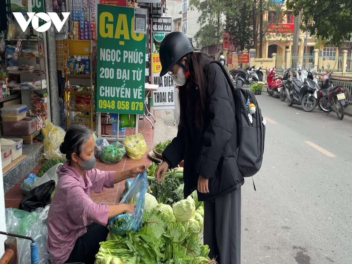 Giá cả leo thang, bà nội trợ bóp chặt chi tiêu, tiểu thương “xé lẻ” 2-3 nghìn đồng cũng bán