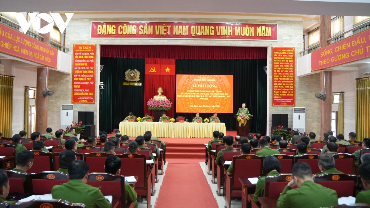 cong an cao bang thi dua 180 ngay tham gia trien khai xoa nha tam, nha dot nat hinh anh 1