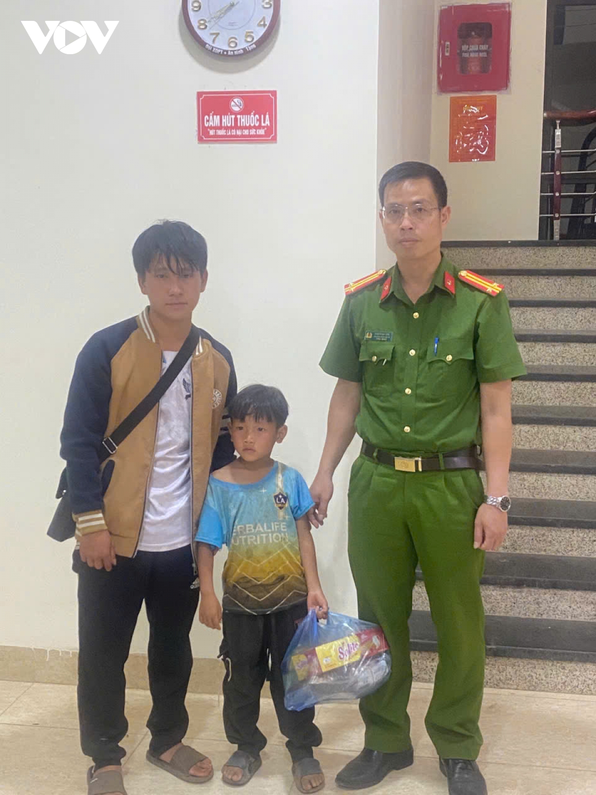 cháu bé đi lạc, kiệt sức được công an sơn la giúp đỡ về với gia đình hình ảnh 1 chau be di lac, kiet suc duoc cong an son la giup do ve voi gia dinh hinh anh 1