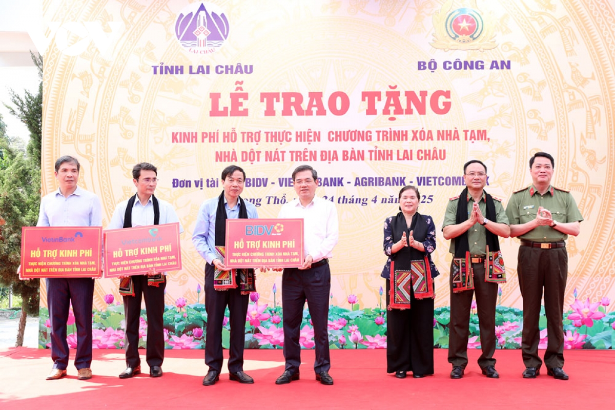 bộ công an trao 66 tỷ đồng hỗ trợ lai châu xóa nhà tạm cho người dân hình ảnh 1 bo cong an trao 66 ty dong ho tro lai chau xoa nha tam cho nguoi dan hinh anh 1