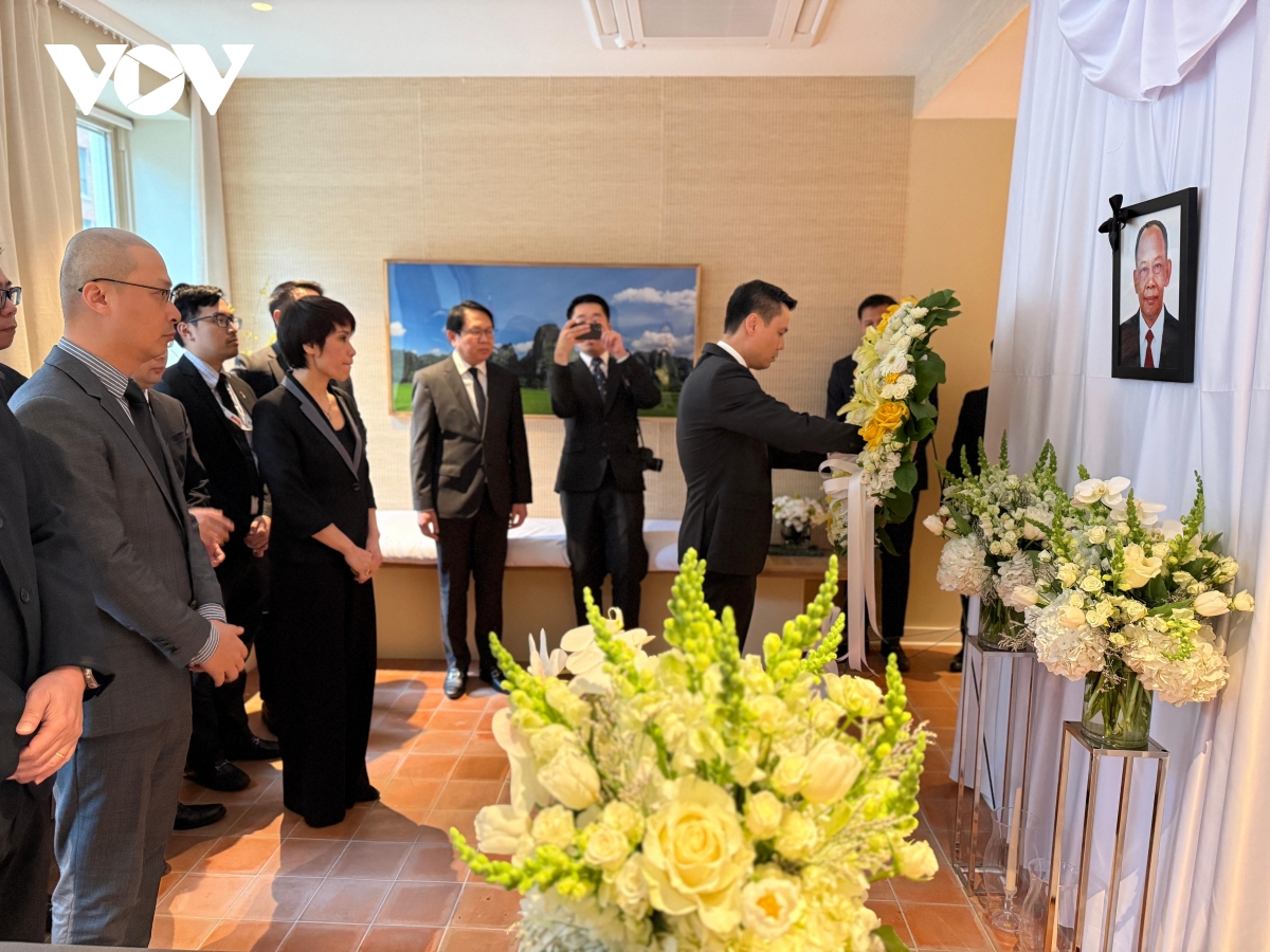 Đại sứ Đặng hoàng giang viếng đồng chí khamtay siphandone tại new york, hoa kỳ hình ảnh 1 Dai su Dang hoang giang vieng dong chi khamtay siphandone tai new york, hoa ky hinh anh 1