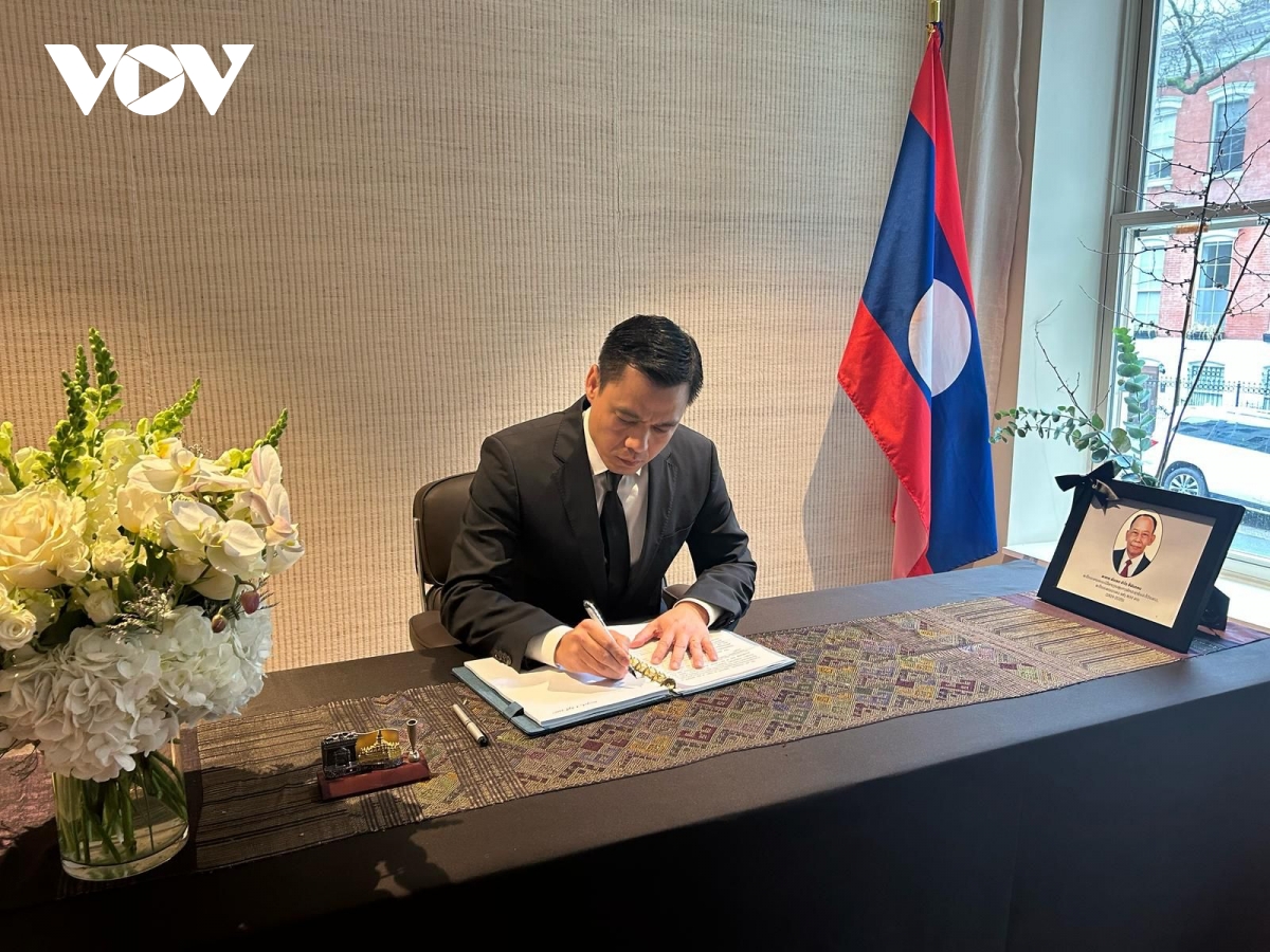 Đại sứ Đặng hoàng giang viếng đồng chí khamtay siphandone tại new york, hoa kỳ hình ảnh 2 Dai su Dang hoang giang vieng dong chi khamtay siphandone tai new york, hoa ky hinh anh 2