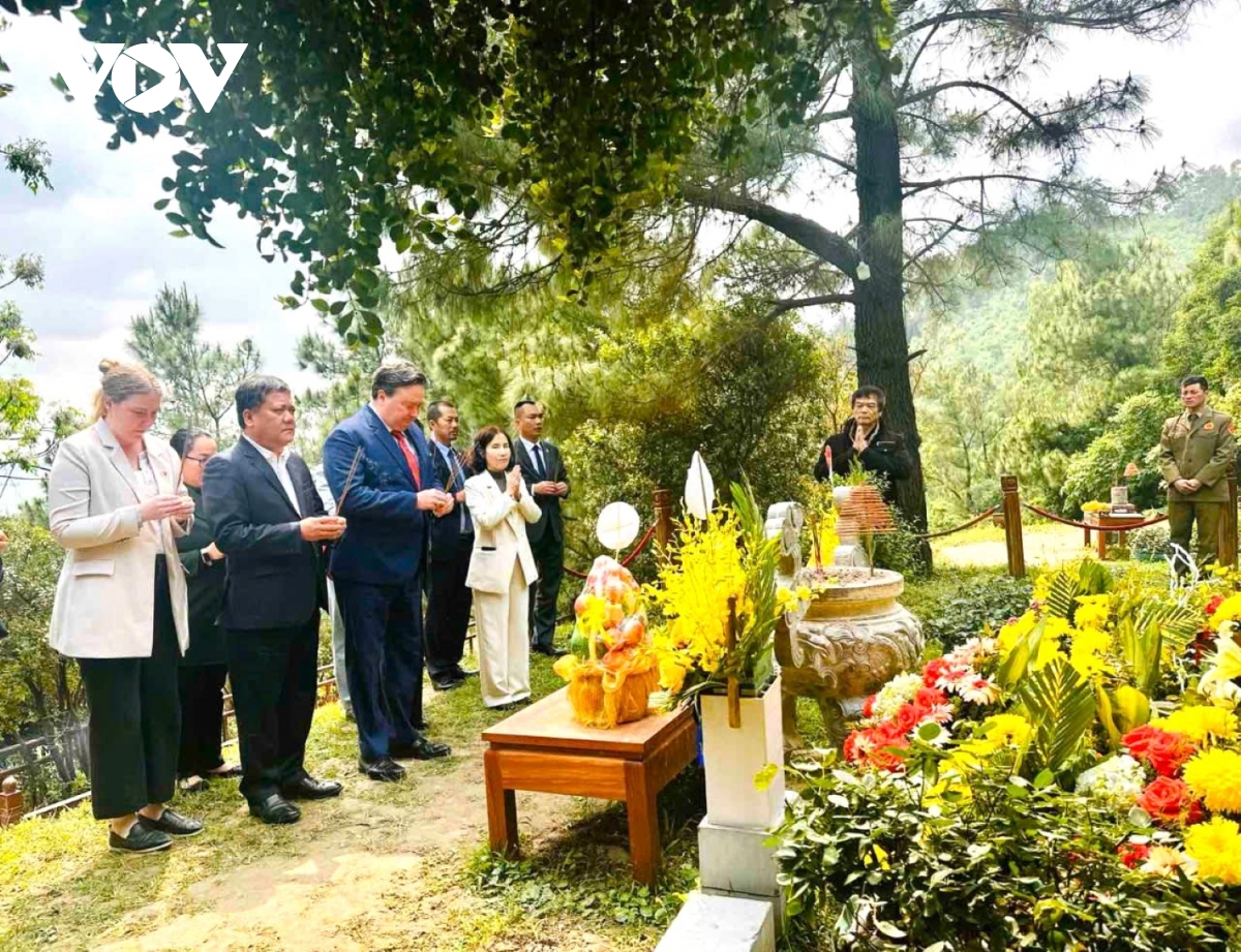 Đại sứ hoa kỳ viếng mộ Đại tướng võ nguyên giáp hình ảnh 2 Dai su hoa ky vieng mo Dai tuong vo nguyen giap hinh anh 2