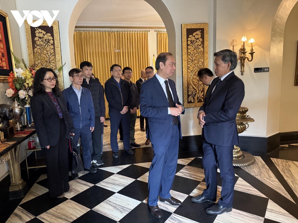 Đại sứ việt nam tại hoa kỳ nguyễn quốc dũng viếng đồng chí khamtay siphandone hình ảnh 4 Dai su viet nam tai hoa ky nguyen quoc dung vieng dong chi khamtay siphandone hinh anh 4
