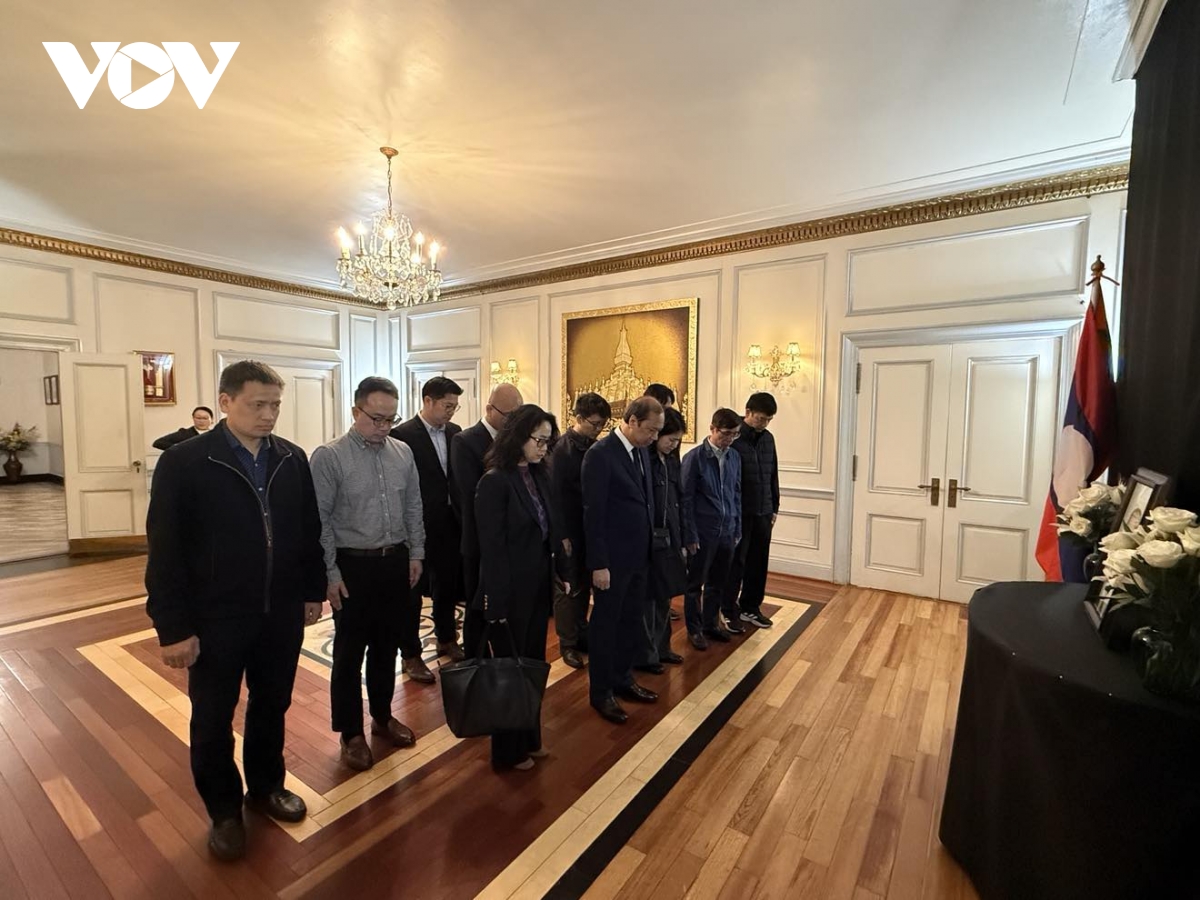 Đại sứ việt nam tại hoa kỳ nguyễn quốc dũng viếng đồng chí khamtay siphandone hình ảnh 2 Dai su viet nam tai hoa ky nguyen quoc dung vieng dong chi khamtay siphandone hinh anh 2