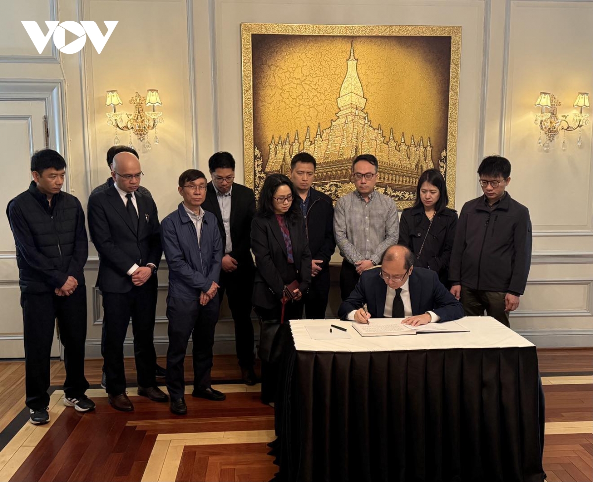 Đại sứ việt nam tại hoa kỳ nguyễn quốc dũng viếng đồng chí khamtay siphandone hình ảnh 3 Dai su viet nam tai hoa ky nguyen quoc dung vieng dong chi khamtay siphandone hinh anh 3