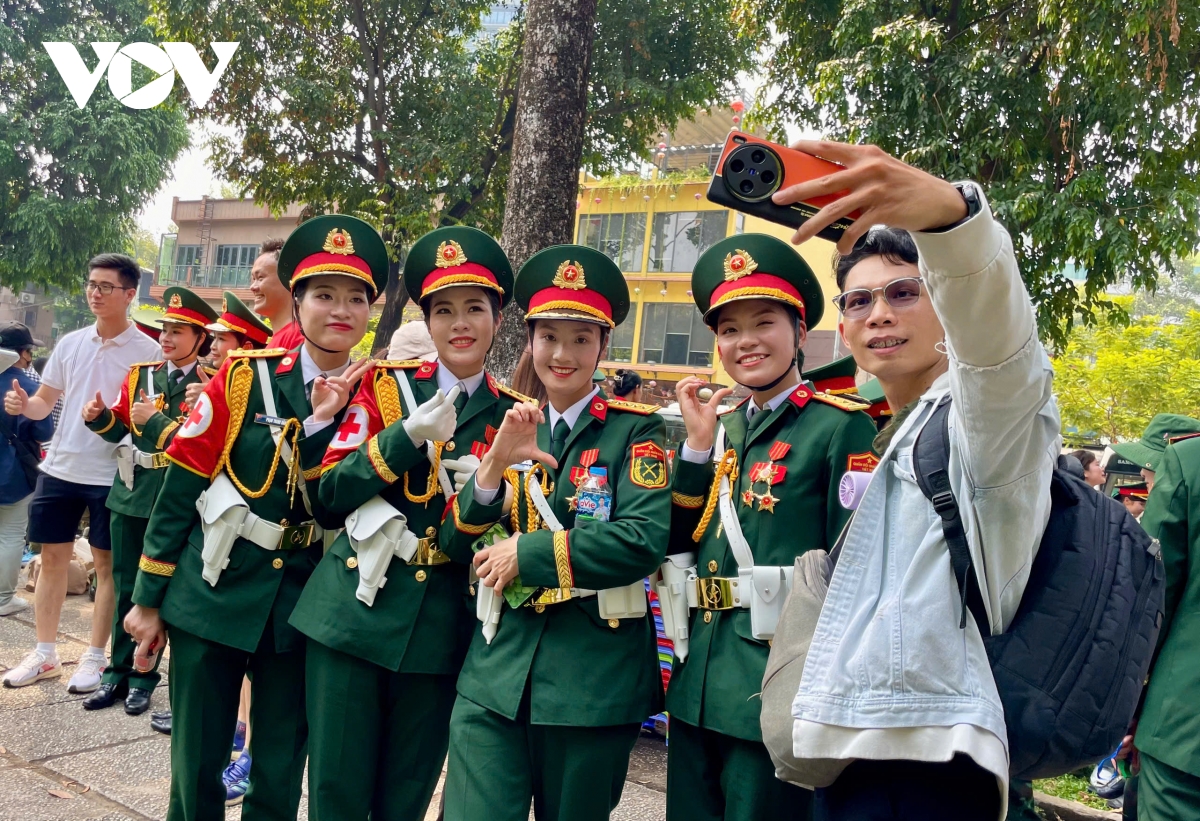 Màn nhảy dân vũ sôi động của khối Nữ Sỹ quan Quân y giao lưu cùng nhân dân