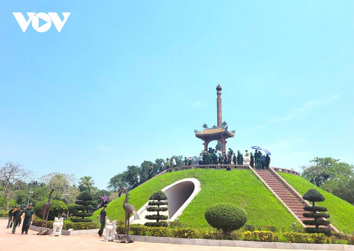 hàng ngàn khách đến dâng hương tại thành cổ quảng trị dịp 30 4 hình ảnh 3 hang ngan khach den dang huong tai thanh co quang tri dip 30 4 hinh anh 3