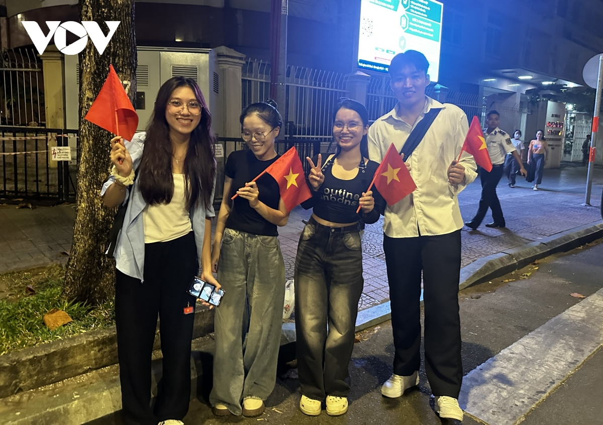 khán giả xúc động và tự hào xem chương trình nghệ thuật Đất nước trọn niềm vui hình ảnh 5 khan gia xuc dong va tu hao xem chuong trinh nghe thuat Dat nuoc tron niem vui hinh anh 5