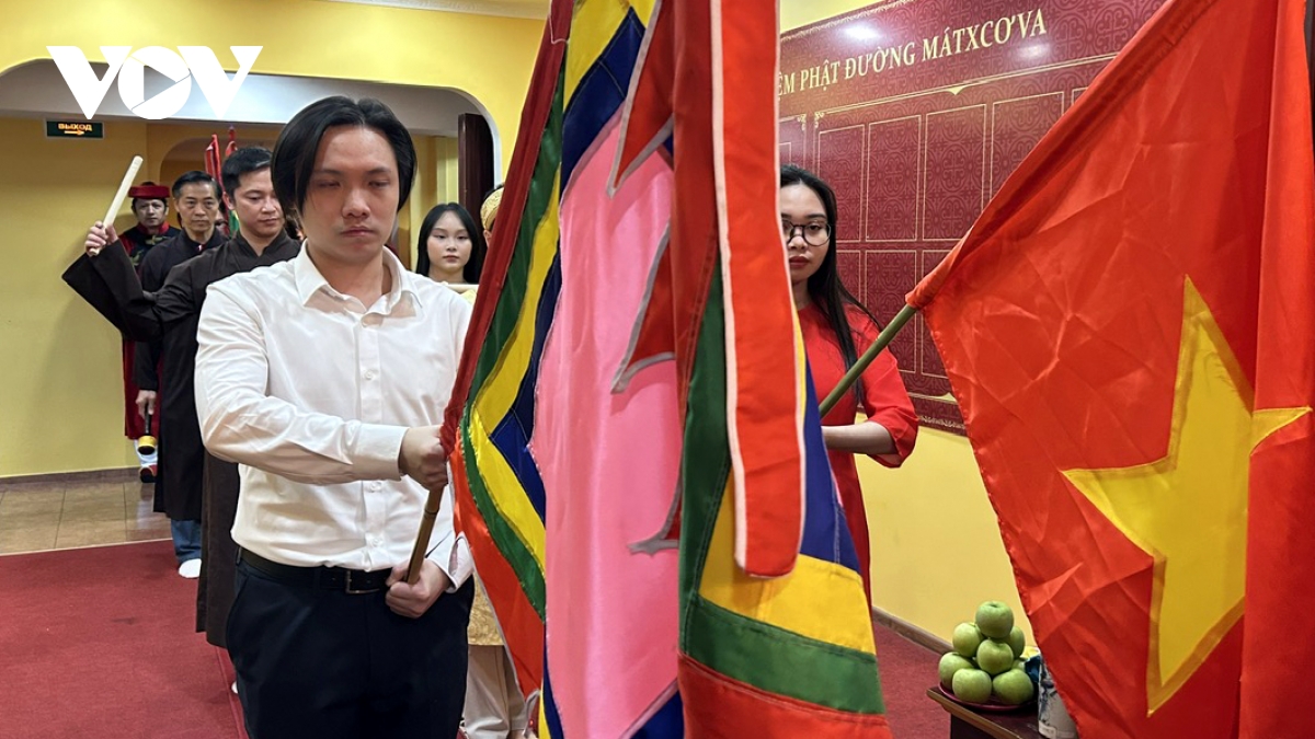 người việt tại nga dâng hương tưởng nhớ vua hùng hình ảnh 1 nguoi viet tai nga dang huong tuong nho vua hung hinh anh 1