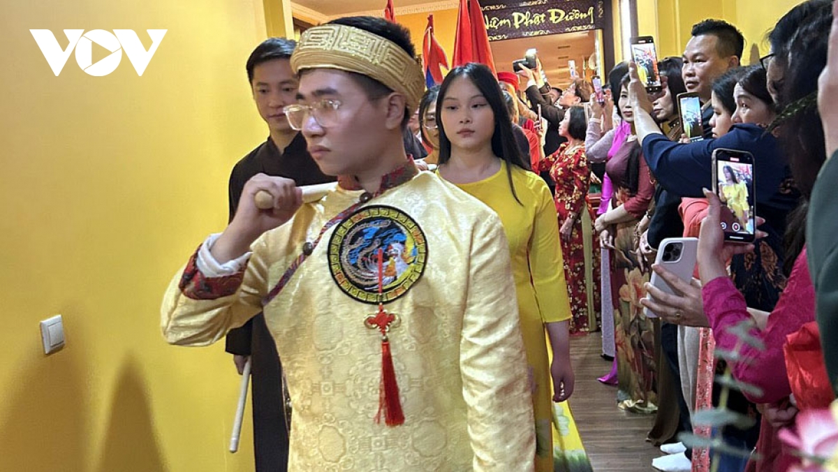 người việt tại nga dâng hương tưởng nhớ vua hùng hình ảnh 5 nguoi viet tai nga dang huong tuong nho vua hung hinh anh 5