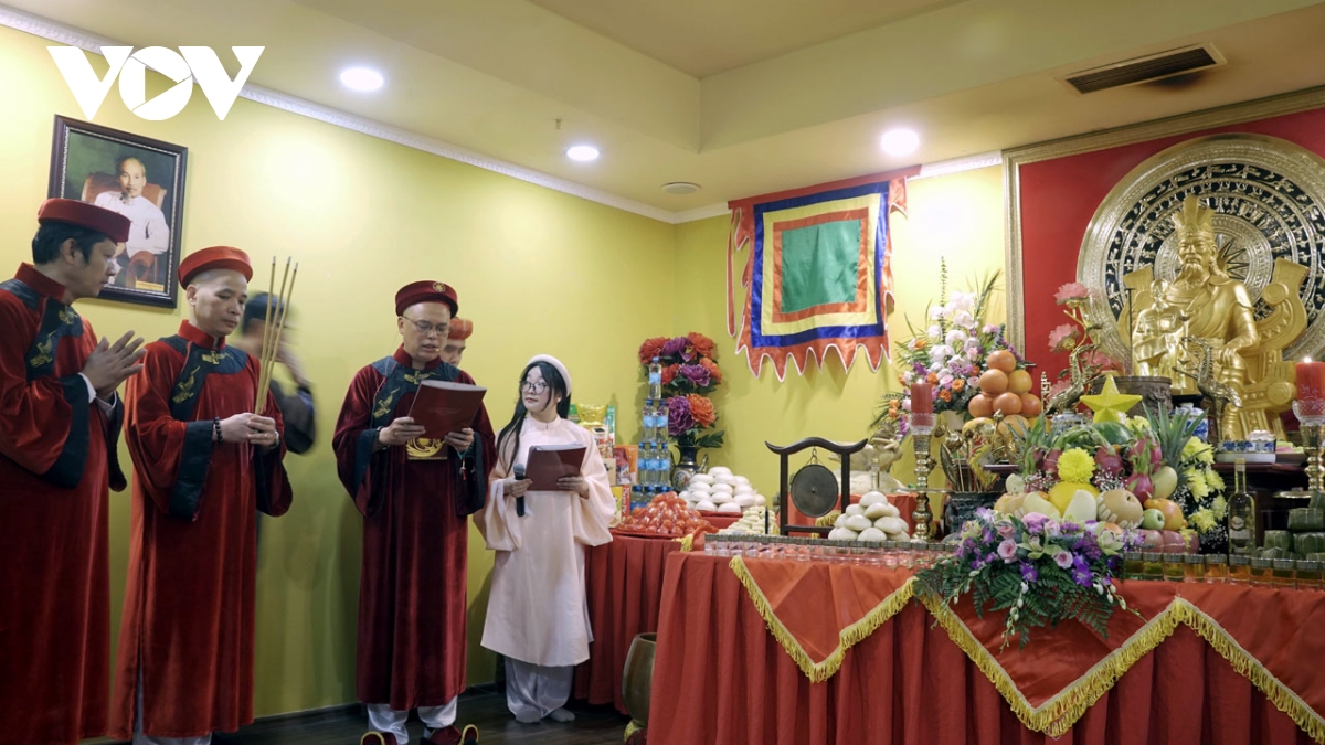 người việt tại nga dâng hương tưởng nhớ vua hùng hình ảnh 3 nguoi viet tai nga dang huong tuong nho vua hung hinh anh 3