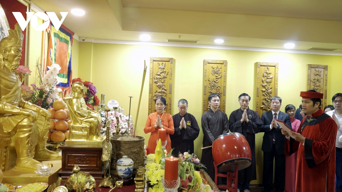 người việt tại nga dâng hương tưởng nhớ vua hùng hình ảnh 4 nguoi viet tai nga dang huong tuong nho vua hung hinh anh 4