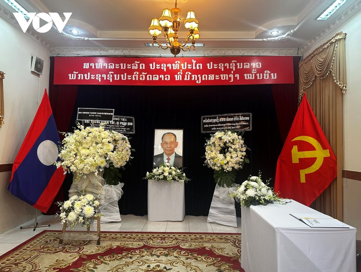 lãnh đạo tp.hcm viếng đồng chí khamtay shiphandone tại tổng lãnh sự quán lào hình ảnh 3 lanh dao tp.hcm vieng dong chi khamtay shiphandone tai tong lanh su quan lao hinh anh 3