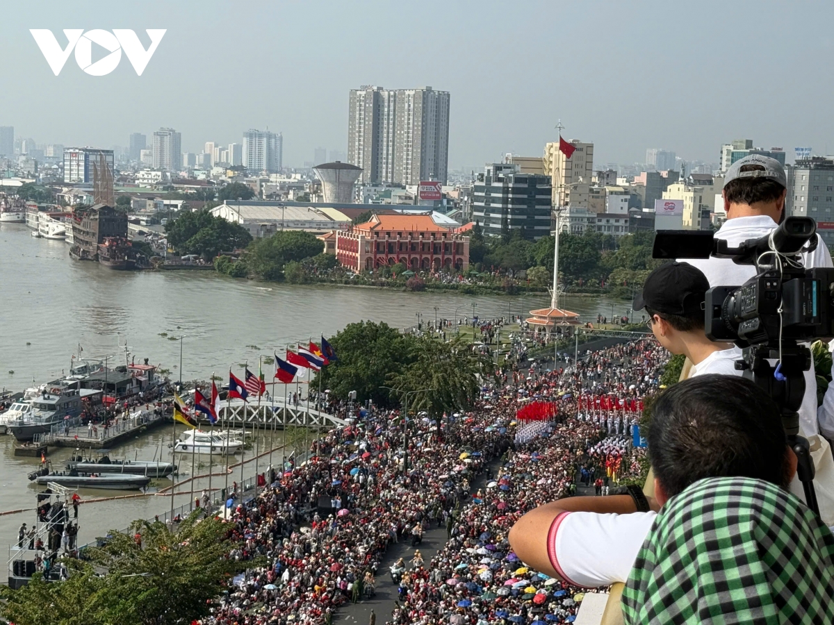 toàn cảnh lễ kỷ niệm, diễu binh, diễu hành cấp quốc gia mừng 50 năm thống nhất đất nước hình ảnh 105 toan canh le ky niem, dieu binh, dieu hanh cap quoc gia mung 50 nam thong nhat dat nuoc hinh anh 105