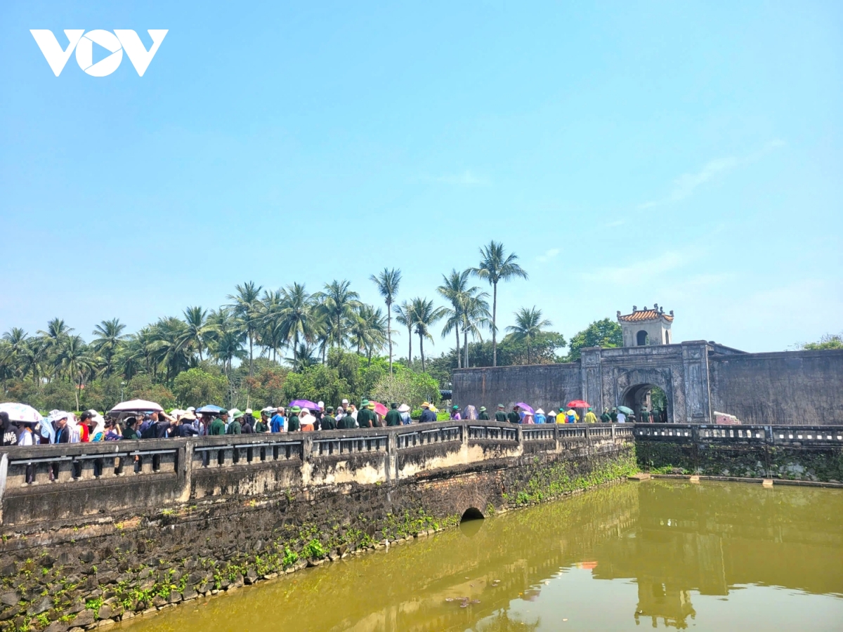 Hàng ngàn khách đến dâng hương tại Thành Cổ Quảng Trị dịp 30/4