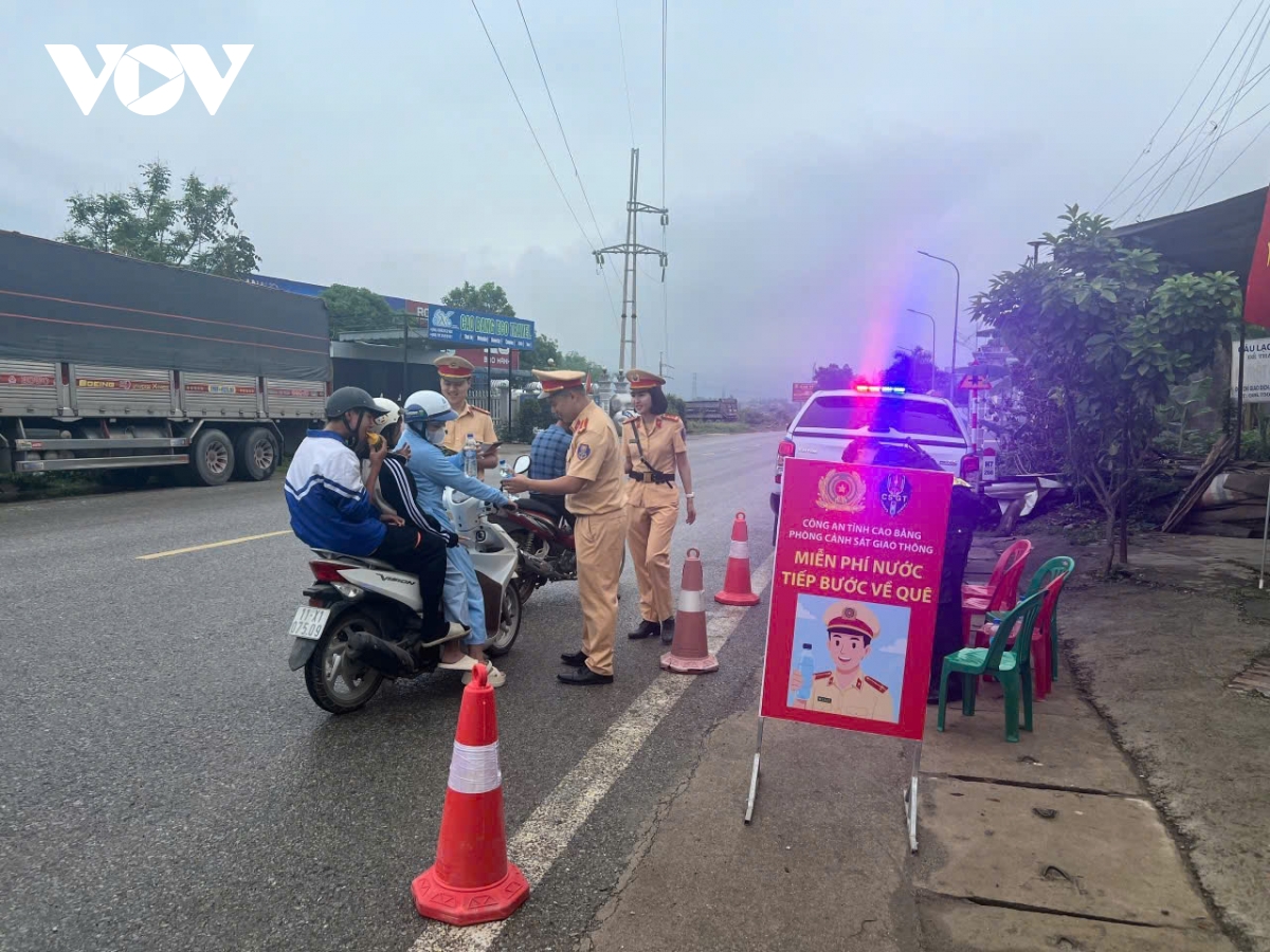 công an cao bằng phát nước, cấp xăng miễn phí cho người dân, du khách hình ảnh 1 cong an cao bang phat nuoc, cap xang mien phi cho nguoi dan, du khach hinh anh 1
